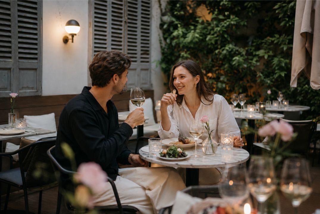 Pareja disfrutando de una cena romántica en Viu Restaurant en Palma